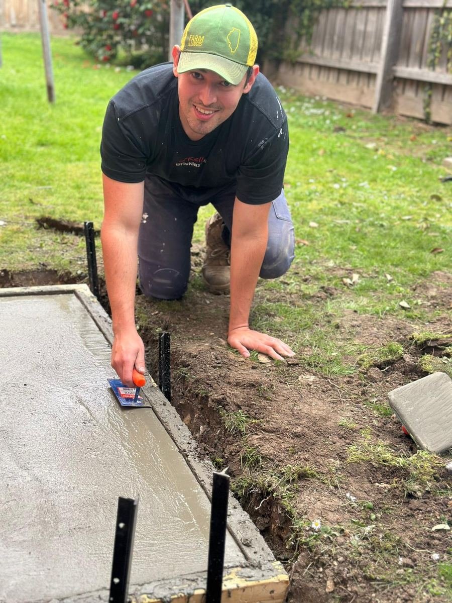 Finishing the edge of a concrete pad