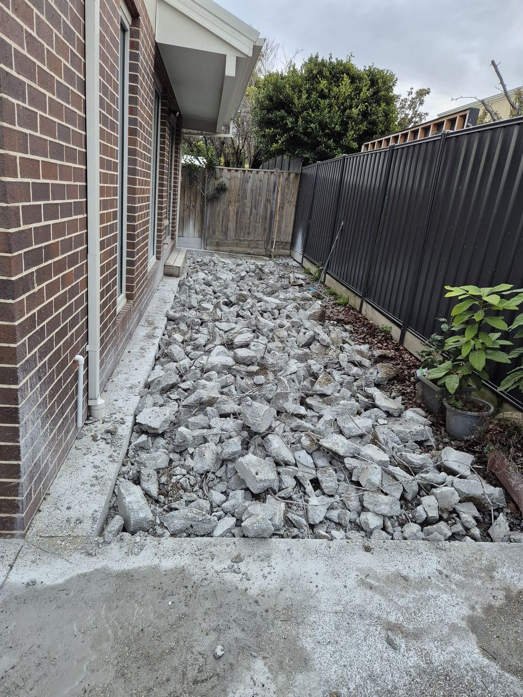 Rock drainage bed along a house