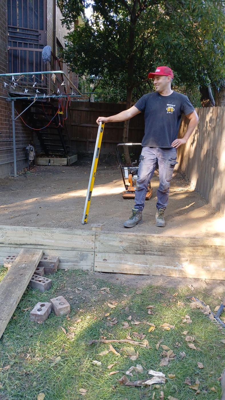 Timber sleeper retaining wall install